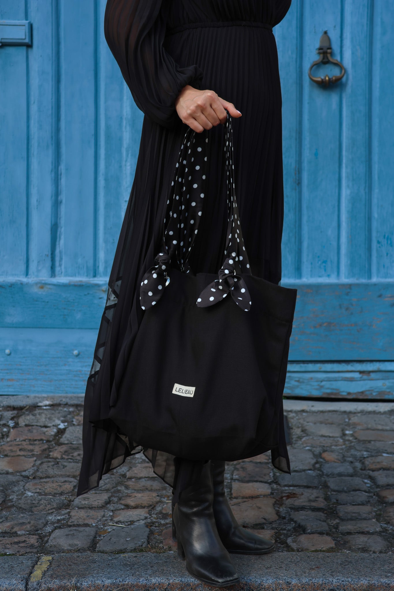 Le tote cabas noir - avec ses anses