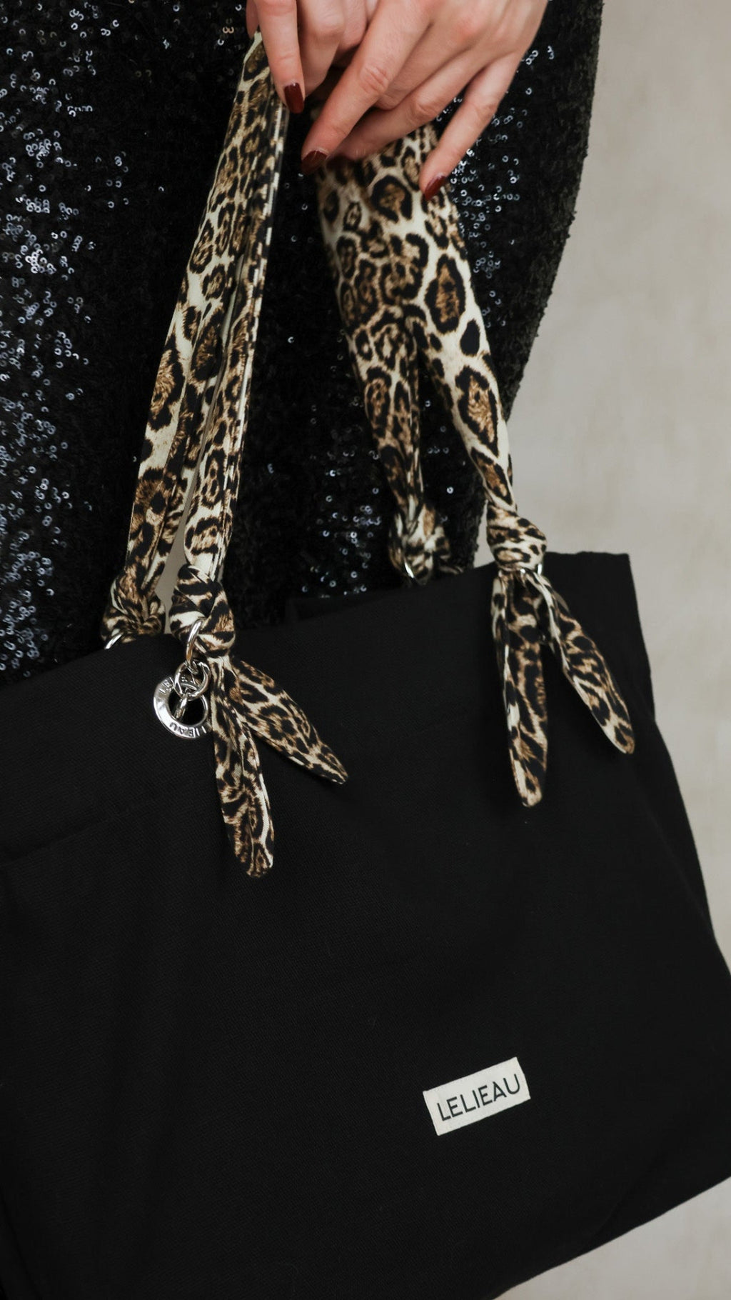 Le tote cabas noir - avec ses anses