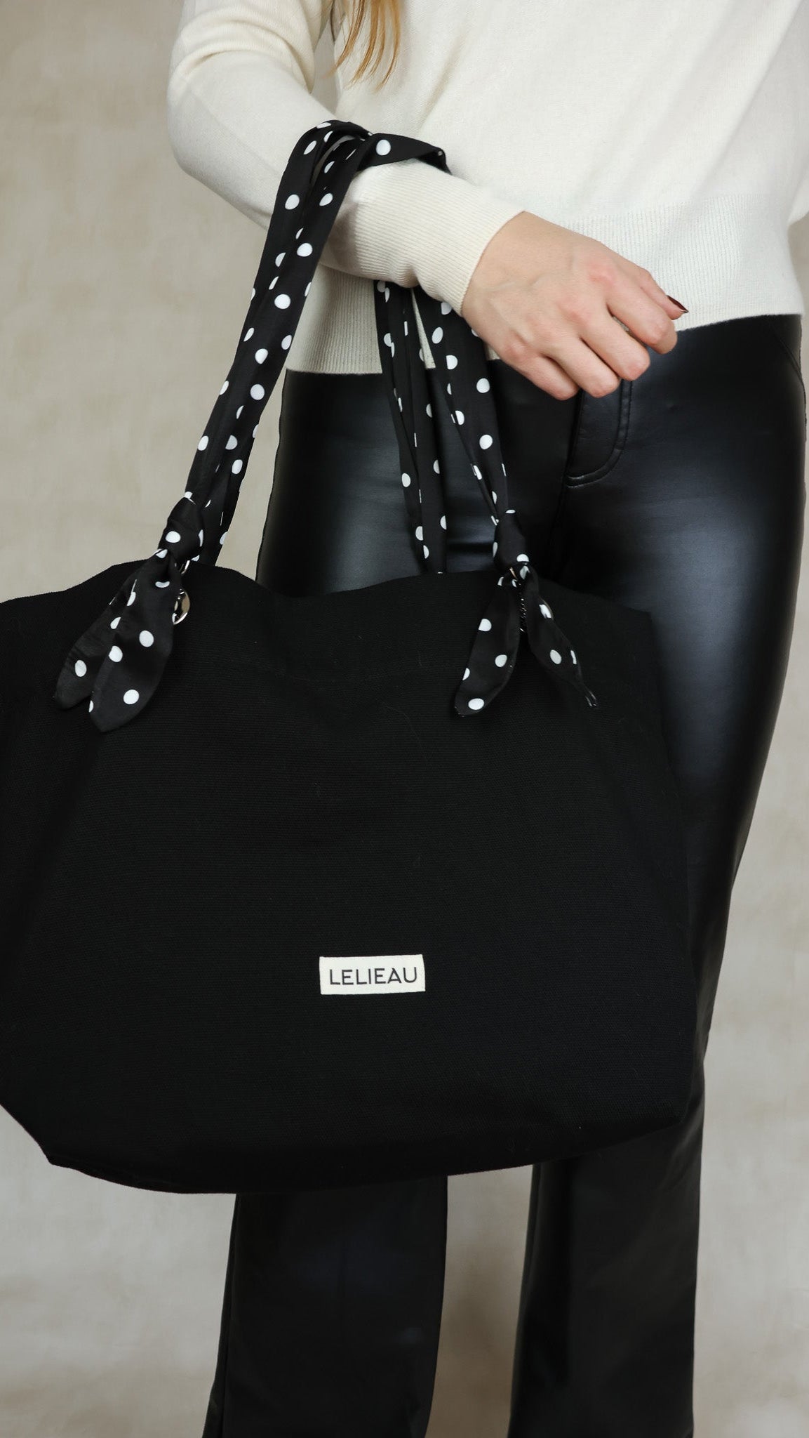 Le tote cabas noir - avec ses anses