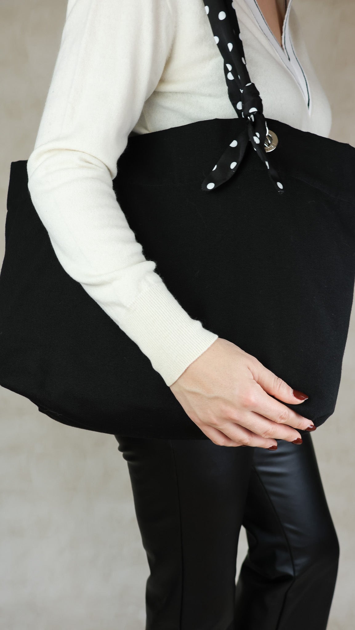 Le tote cabas noir - avec ses anses