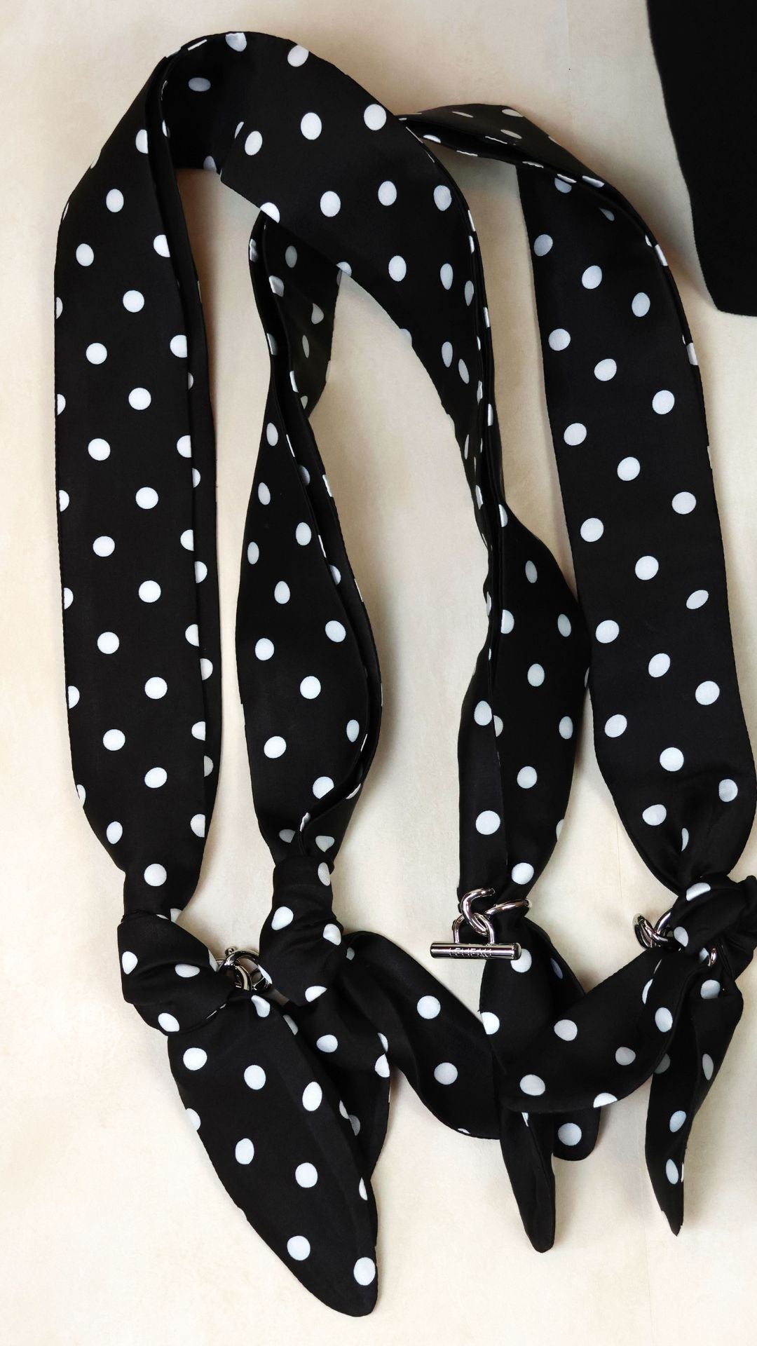 La paire de anses à noeuds - pois écrus fond noir