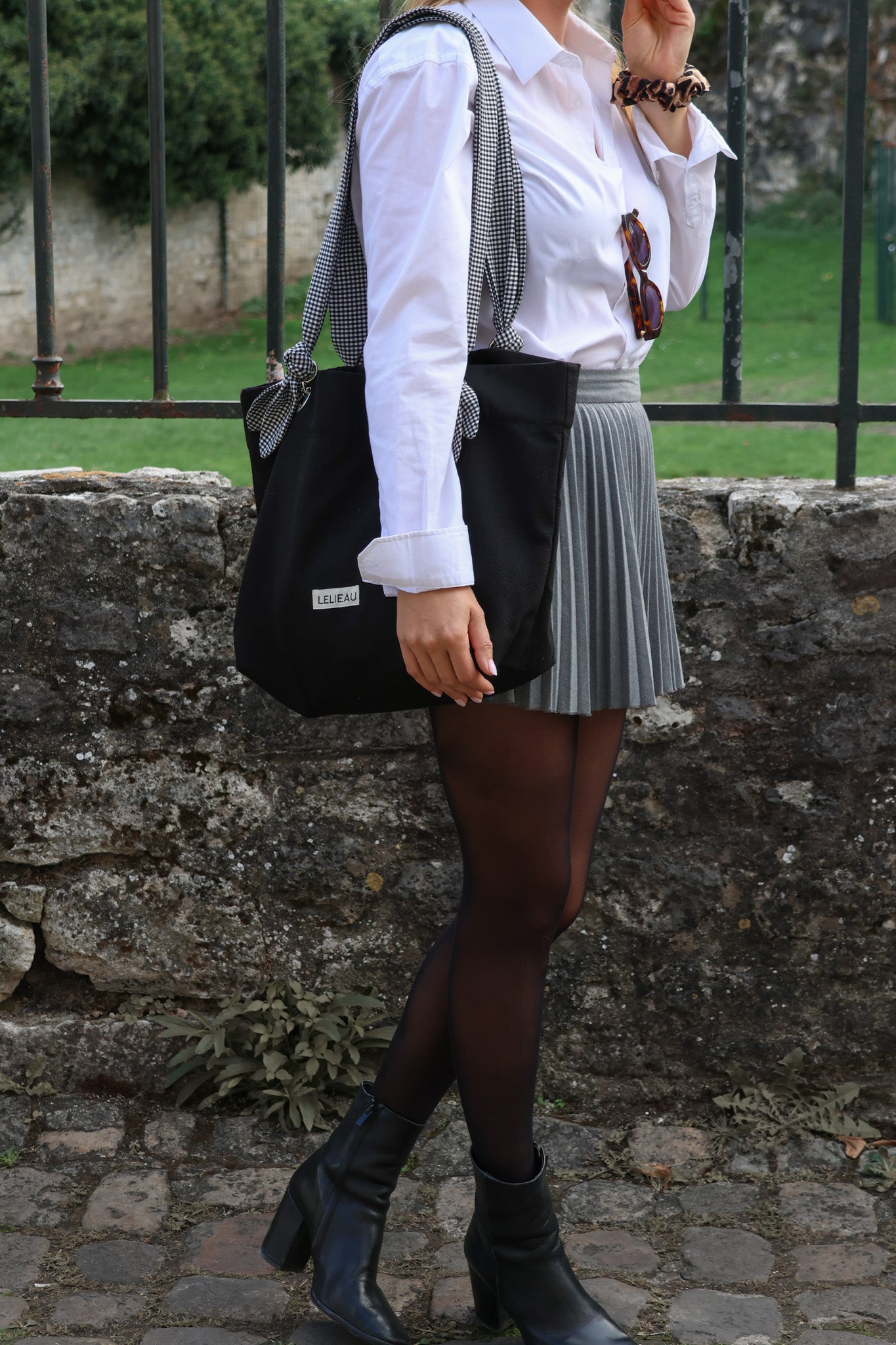 Le tote cabas noir - avec ses anses